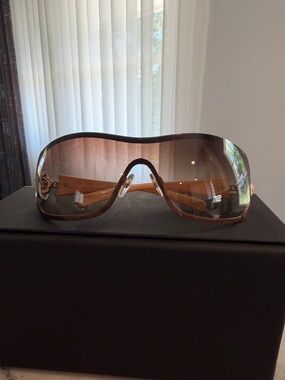 Beige And White Camellia Flower Chanel Sunglasses - model 4164